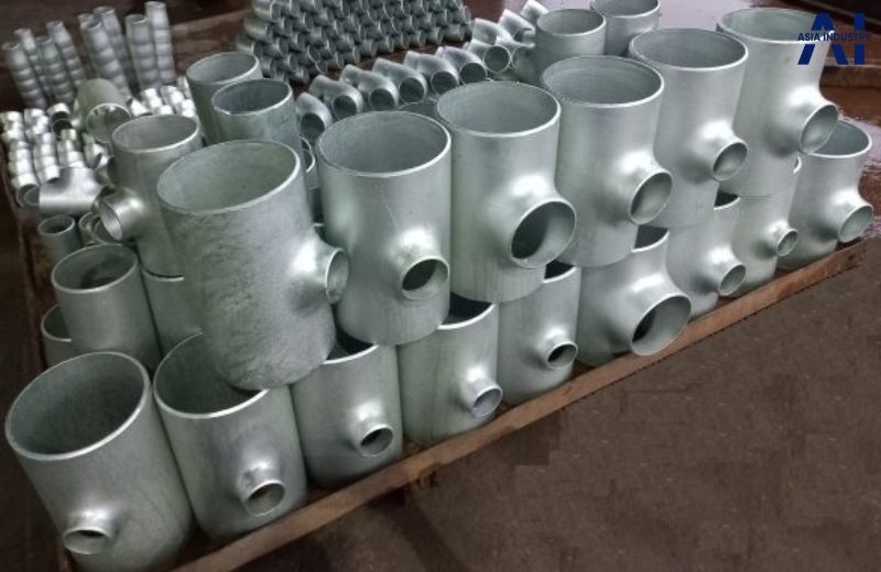 Ưu điểm của tê thép: bền bỉ, chịu áp lực cao, chống ăn mòn và dễ lắp đặt trong hệ thống đường ống.