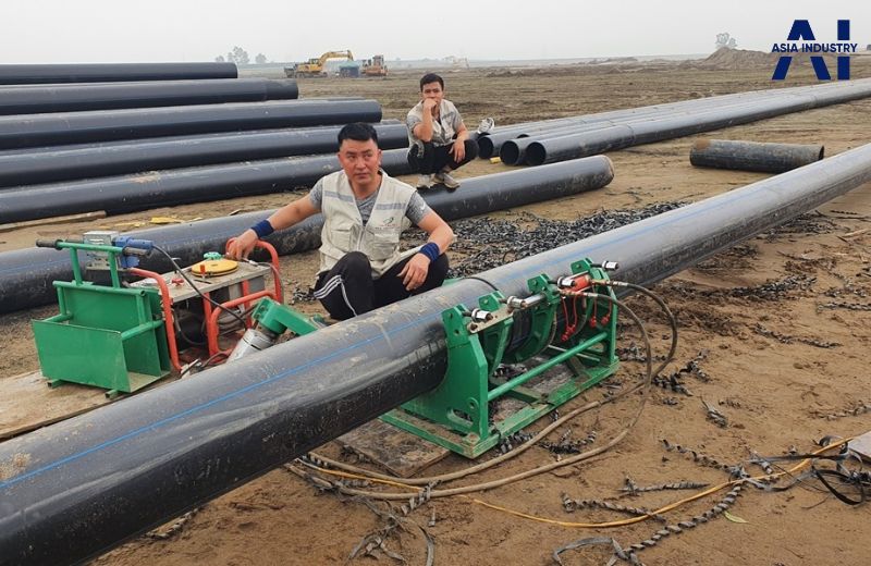 Ống nhựa HDPE là loại ống làm từ nhựa polyethylene tỷ trọng cao, bền và chống ăn mòn.