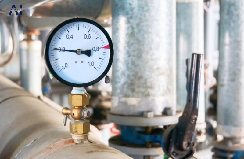 Các loại đồng hồ đo áp suất phổ biến nhất hiện nay 11 dong ho ap suat chan dung lap dat tren duong ong cong nghiep